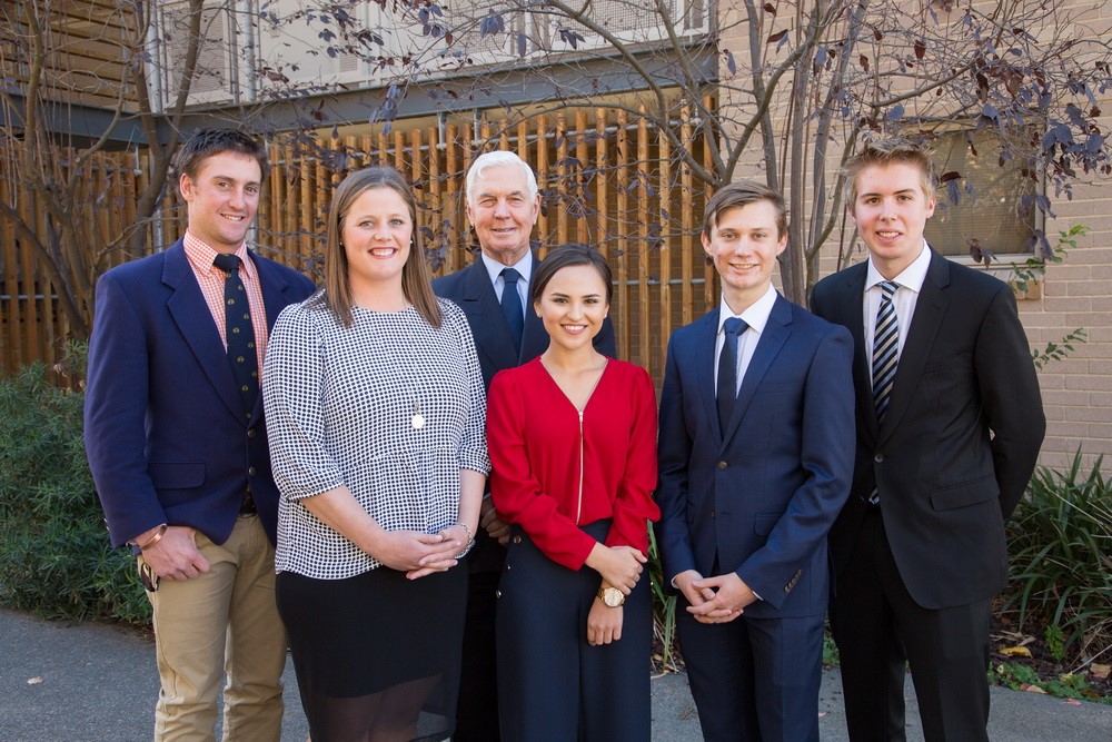 Former Governor-General presents 2016 Scholarships